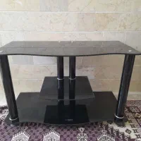 میز شیشه ای زیر تلویزیون