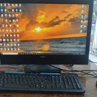 خانم مسلط کامپیوتر کار در کافی نت