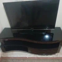 تلویزیون ال سی دی ۴۰ اینچ و میز چوبی دو تکه