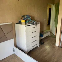 تخت و پاف و دراور و اینه و صندلی