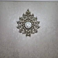 ساعت دیواری و لوستر کنار سالنی