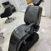تعدادی تخت مژه و ماساژ و صندلی