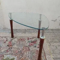 میز شیشه ای سه پایه ی  تمیز
