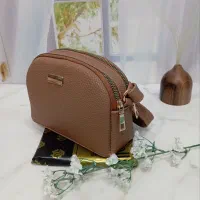 گم کردام کوله پشتی بزرگ قهوای کم رنگ و جلو زرشکی
