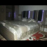 تخت خواب دونفره تمیز وشیک باتشک بفروش میرسد
