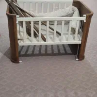 تخت و گهواره کنار مادر