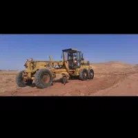 کار راهسازی با گریدر و غلطک بهمراه ابپاش