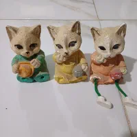 تعدادی مجسمه و دوچرخه اسباب بازی