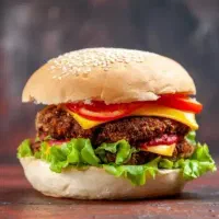 چیکن برگر تازه و خوش‌طعم