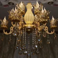 دو عدد لوستر برنجی ده شعله (یکجفت) و دو عدد آباژور