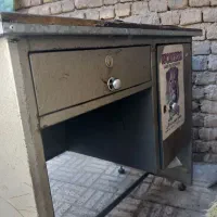 میز. منبری و ماشین حساب و موتور