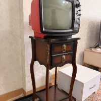 تلویزیون کلکسیونی قدیمی همراه با چهارپایه