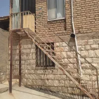 راه پله آهنی با در