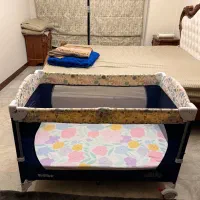 تخت کنار مادر و تاب