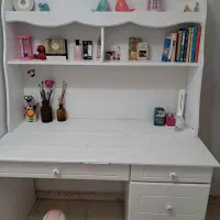 میز تحریر با صندلی و کتابخانه نوجوان