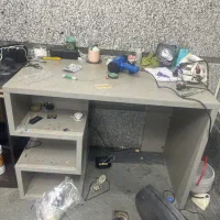 چند عدد میز و ویترین  بوفه مغازه همه با هم رایگان