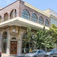 فروش ملک تجاری با سه باب مغازه بر خیابان اصلی