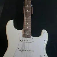 گیتار fender squier arctic white