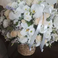 سبد گل شیک با گل‌های تازه