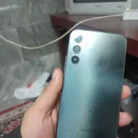 یک عددگوشی به فروش میرسد