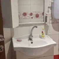 سرویس روشویی کابینتی همراه شیر کسری، سالم و تمیز