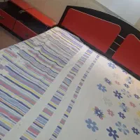 تخت دو نفر. همراه دو تا پاتختی و یک آیینه