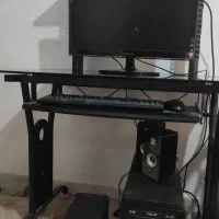 کامپیوتر به همراه میز