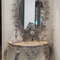 آینه و شمعدان همراه با میز و ساعت