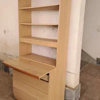 کتابخانه ی دراوری که میز مطالعه تاشو  هم داره