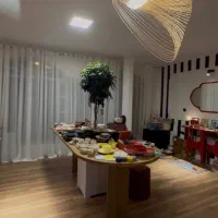 میز بزرگ با یک کمد کوچک