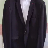 کت مشکی و پیراهن سفید