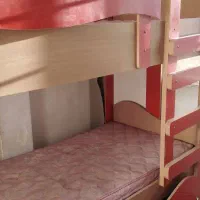 تخت دو طبقه نوجوان با کمد لباس و اسباب بازی