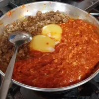 آشپز خانم برای کافه صبحانه.