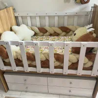 تخت نوزاد و کودک سالم و تمیز، همراه کشو