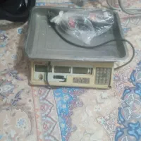 ترازو یکم مشکل داره اون هم جلوش هست کابینت سالم هس
