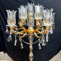 چراغ کنار سالنی و میز برنز و لوستر برنزی