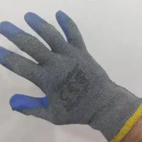 تعدادی لباس و کفش و دستکش کار موجوده