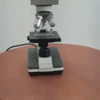 میکروسکوپ نوجوان دانش آموزی دانشجویی