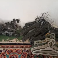 مقداری چوب لباسی
