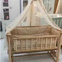 تخت کنار مادر