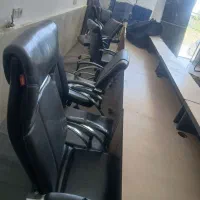 تعدادی پیشخوان کانتر  و صندلی