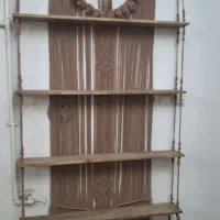 دیوارکوب و شلف چوبی و مکرومه