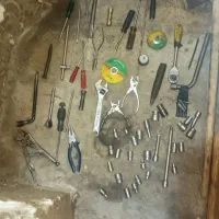 تعداد کاملی از اچار و بکس و ابزار مفید کار.عکس