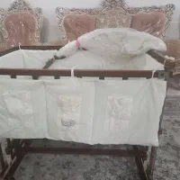 تخت کودک کنار مادر