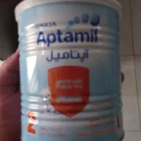 تعدادی زیادی قوطی شیر خشک خالی تمیز