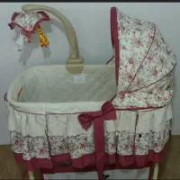 تخت گهواره ای کنار مادر