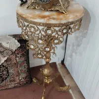 میز برنجی به همراه تلفن