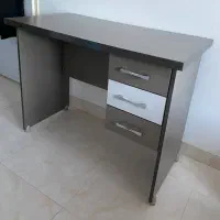 میز تحریر تمیز و سالم