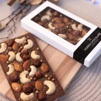 شکلات مغزدار با طرح‌های متنوع و تزیینات شیک