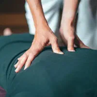 ماساژ درمانی .درمان کمردرد.دیسک کمر.کایروپراکتیک